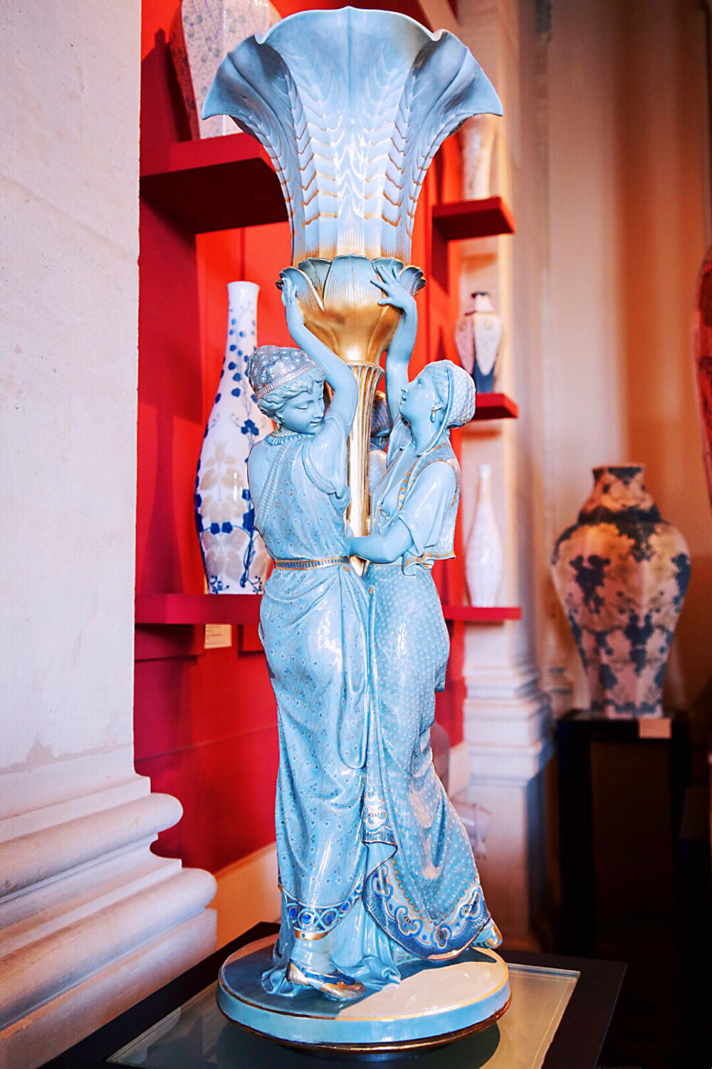 Alexandre-Evariste制成的文艺复兴瓶，在花瓶上融入了雕塑的美感，现藏于法国塞弗尔国家瓷器博物馆