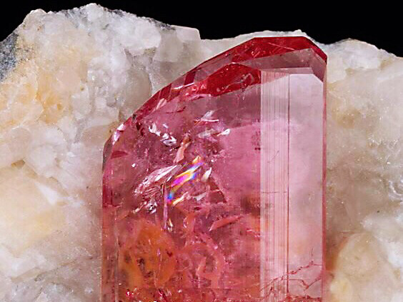 方解石上的粉托帕 Pink Topaz in Calcite 