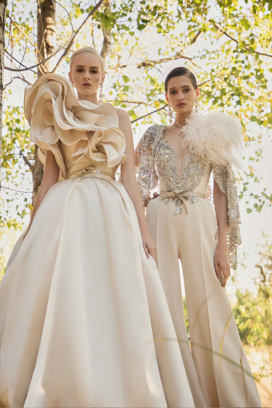 Elie Saab Couture F/W 2020秋冬高定系列，置身梦幻林间，重现硝烟后的绮丽。肆意生长的碎钻印花四散蔓延至裙摆，独特的蓬松体积感，繁复堆叠的纱质感，在暖阳的折射下，与自然融为一体。 ​