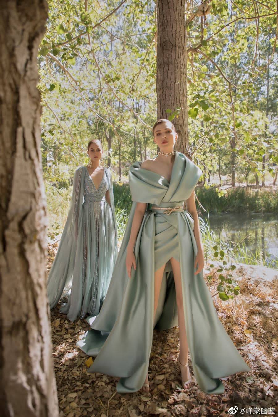 Elie Saab Couture F/W 2020秋冬高定系列，置身梦幻林间，重现硝烟后的绮丽。肆意生长的碎钻印花四散蔓延至裙摆，独特的蓬松体积感，繁复堆叠的纱质感，在暖阳的折射下，与自然融为一体。 ​