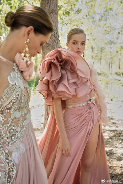 Elie Saab Couture F/W 2020秋冬高定系列，置身梦幻林间，重现硝烟后的绮丽。肆意生长的碎钻印花四散蔓延至裙摆，独特的蓬松体积感，繁复堆叠的纱质感，在暖阳的折射下，与自然融为一体。 ​