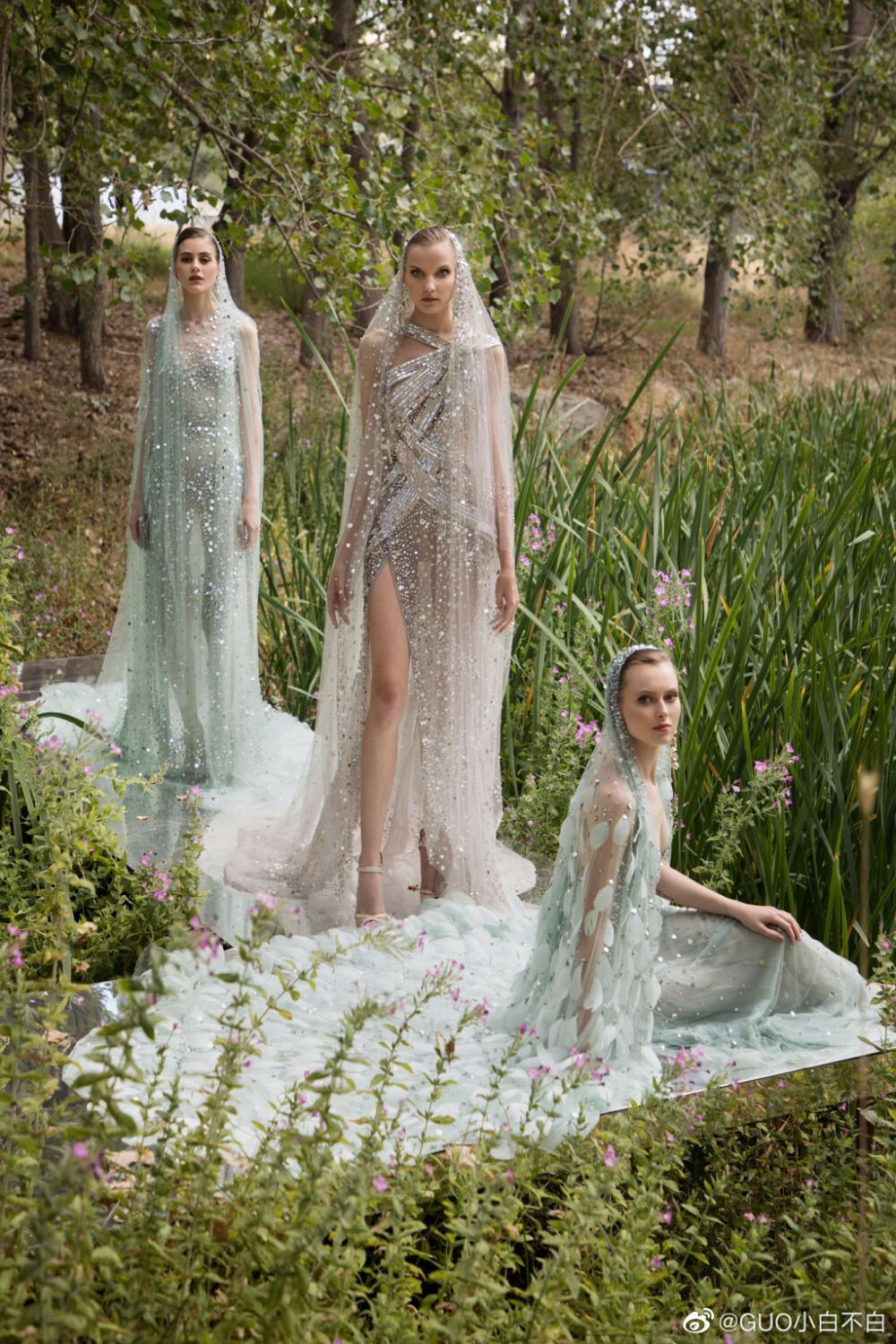 Elie Saab Couture F/W 2020秋冬高定系列，置身梦幻林间，重现硝烟后的绮丽。肆意生长的碎钻印花四散蔓延至裙摆，独特的蓬松体积感，繁复堆叠的纱质感，在暖阳的折射下，与自然融为一体。 ​