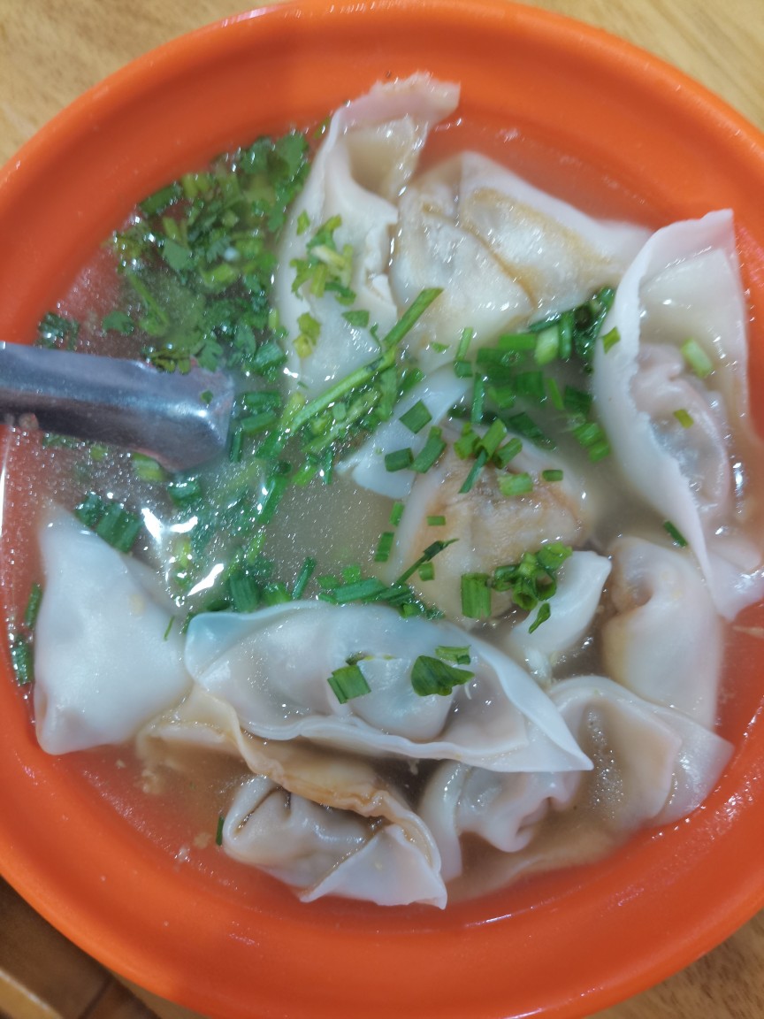 10.22
18：03吃晚餐
芹菜鲜肉馄饨
终究是抵抗不了美食
终究是向着胖子迈进步伐…
RMB：6