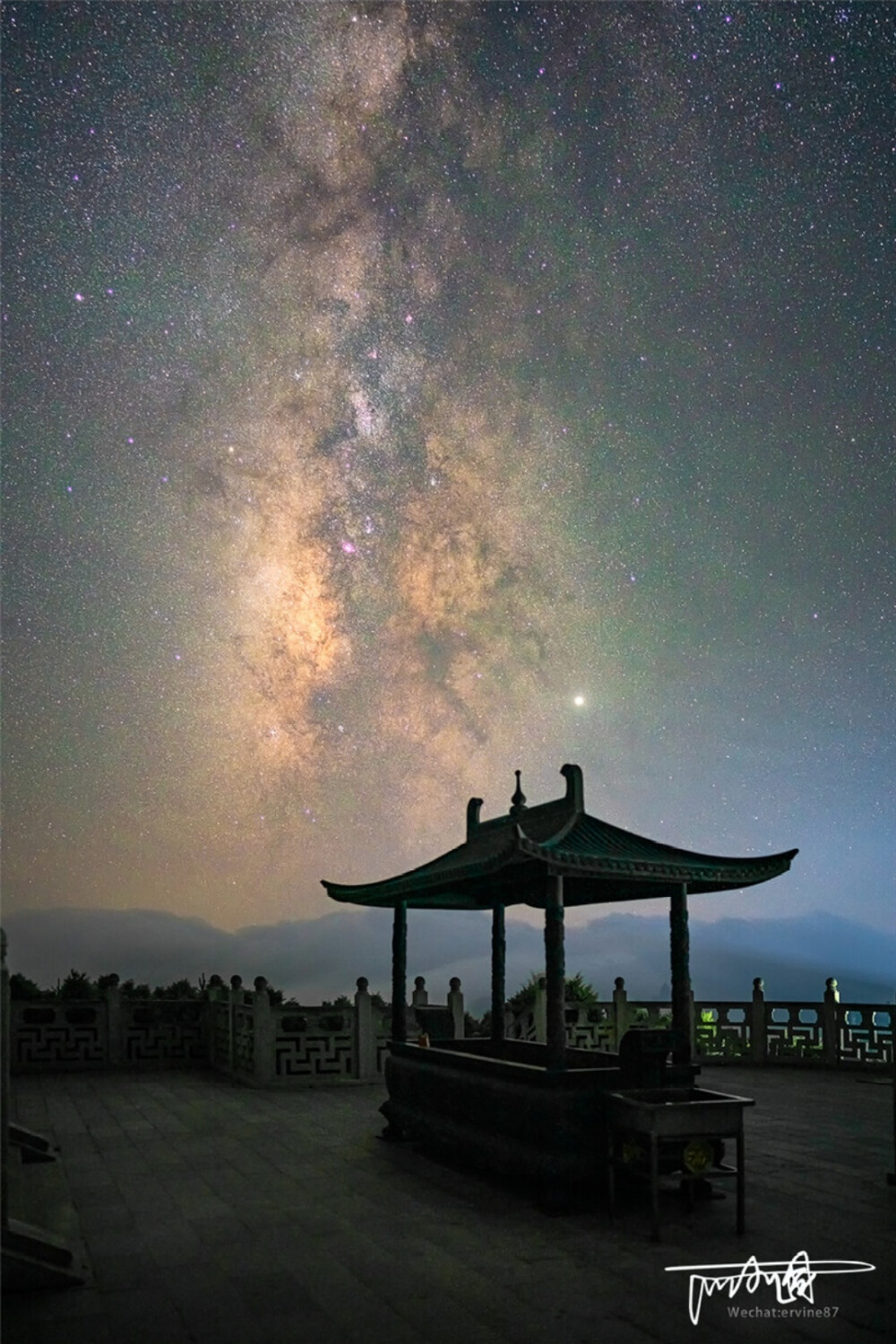 水净沙夜明，沌沌孕太清。
涵虚三万里，万缘一虑熄。