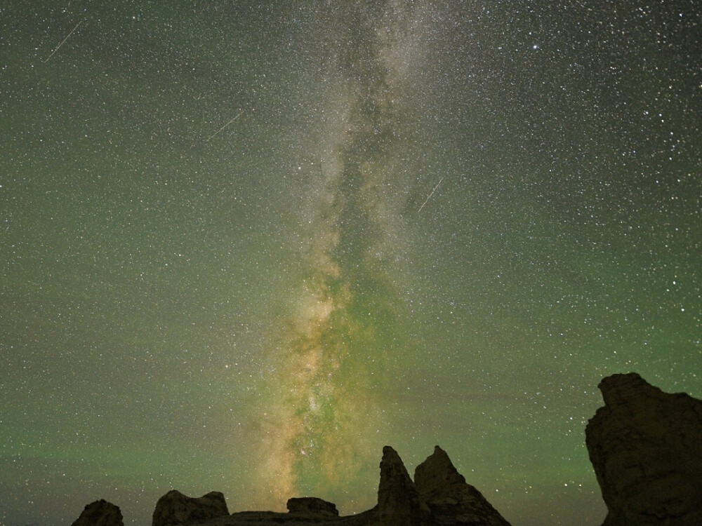 水净沙夜明，沌沌孕太清。
涵虚三万里，万缘一虑熄。