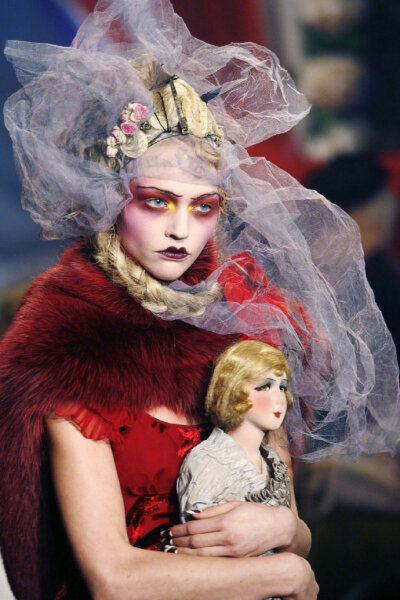 Sasha Pivovarova for John Galliano Fall 2007. ​​​​