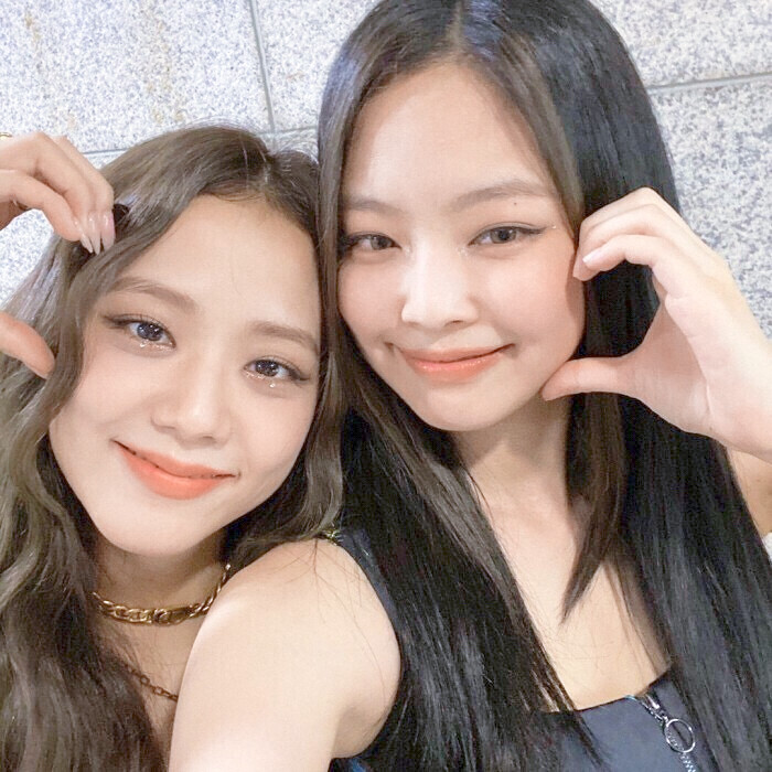 ■同样是混日子，和你混开心点。
■Jisoo x Jennie 打啵J。
