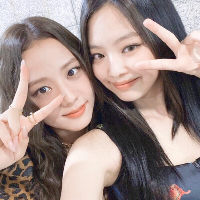 ■同样是混日子，和你混开心点。
■Jisoo x Jennie 打啵J。
