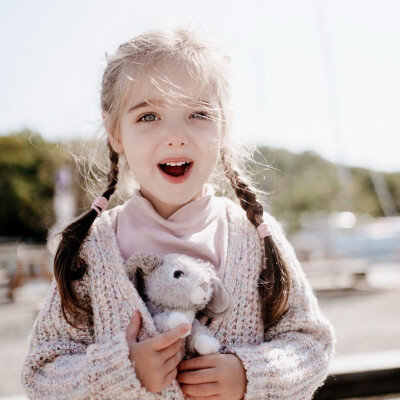  `Angels and children`
