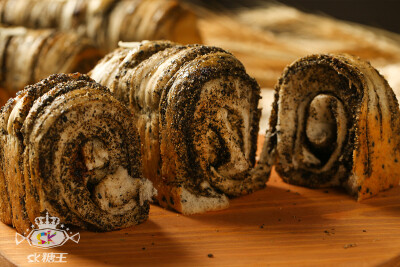 # 欧包全能课 # 多谷物红糖芝麻吐司
从造型到口味，从技能到市场，从理论到实践， 重点难点一网打尽 