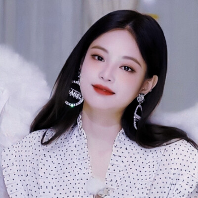 ：————Maybe I want to escape into space and travel with asteroids. JENNIE