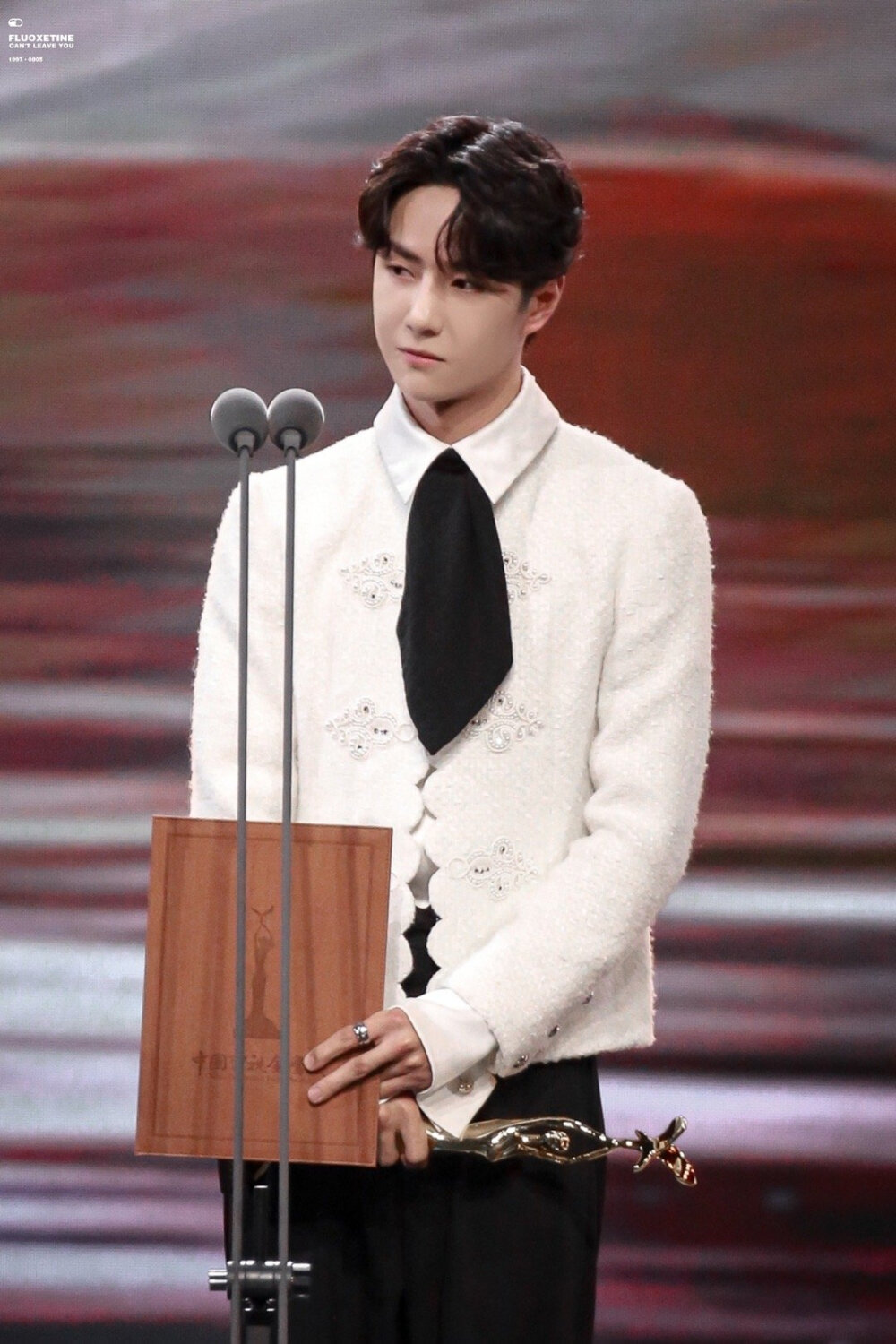 王一博20201018第十三届金鹰奖颁奖晚会