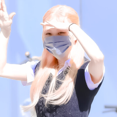 朴彩英
“学姐放学回家啦。”