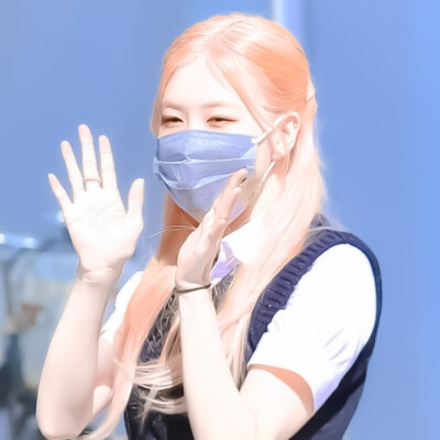 朴彩英
“学姐放学回家啦。”