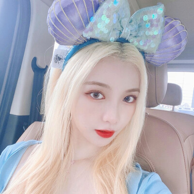 这个秋天可以当穿你外套的女孩吗
许杨玉琢 ©唐笑笑