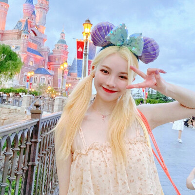 这个秋天可以当穿你外套的女孩吗
许杨玉琢 ©唐笑笑