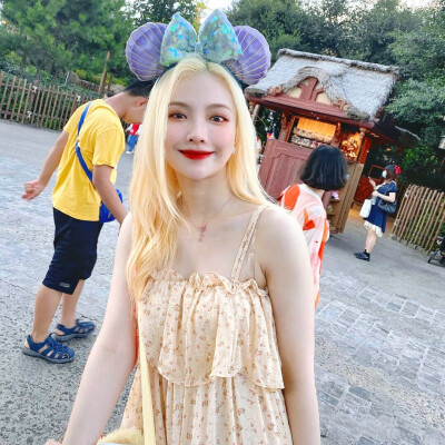 这个秋天可以当穿你外套的女孩吗
许杨玉琢 ©唐笑笑