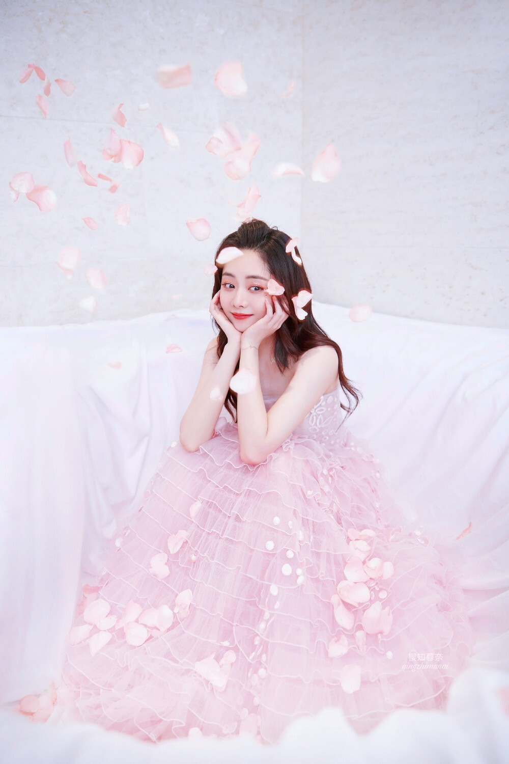 谭松韵。
cr：樱知暮奈