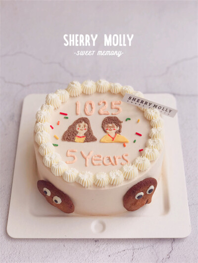 #SHERRYMolly家の下午茶# —『原味cake』她们俩5周年纪念日啦～ 特地准备了cake庆祝呢 可可爱爱又搞怪 纪念日日期 所有元素都到位了呢～