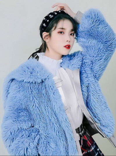 IU 李知恩
“A班那個女生好土啊…”“不是吧…你沒看過他在校外的樣子嗎？”“他可是東區夜店一姐，小心別惹到他。”
－
√抱圖者发抖音写小说弄橙光請告知出处
→By玖生一世