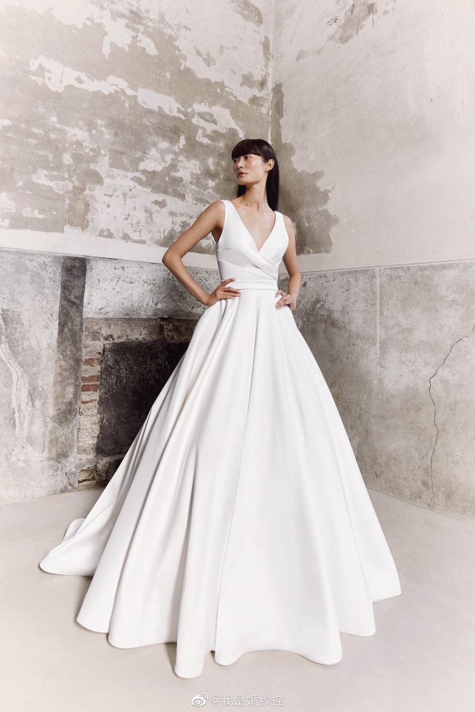 婚纱: Viktor&Rolf Bridal
图源微博：@我是婚纱控