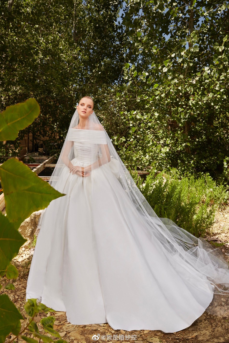 婚纱:Elie Saab Bridal
图源微博：@我是婚纱控