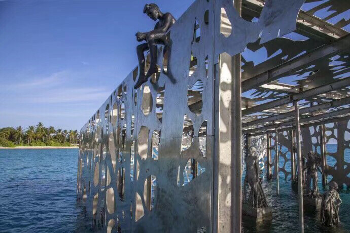 位于马尔代夫大型珊瑚礁中间的半潜式雕塑艺术装置
via:艺术家Coralarium
#冷瞳