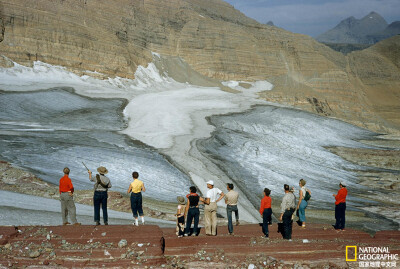 遥望冰川
冰川国家公园的一名护林员向游客讲解斯佩里冰川（Sperry Glacier）。 这张照片发表在1956年5月刊上，当时的斯佩里冰川占地有121.4公顷左右。 到2014年，冰川的面积减少了三分之一以上。摄影：KATHLEE…