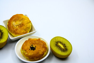 早餐 早饭 早点 膳食 饮食 营养 美味 食品 食物 吃 食用 搭配 生活 健康 食材 膳食均衡 面食 酥皮点心 面点 中式点心 甜的 猕猴桃 营养丰富 水果 植物 切开的 切面 果肉 绿色 果仁 黑芝麻 烤 烘焙 白色背景 白瓷碟 …