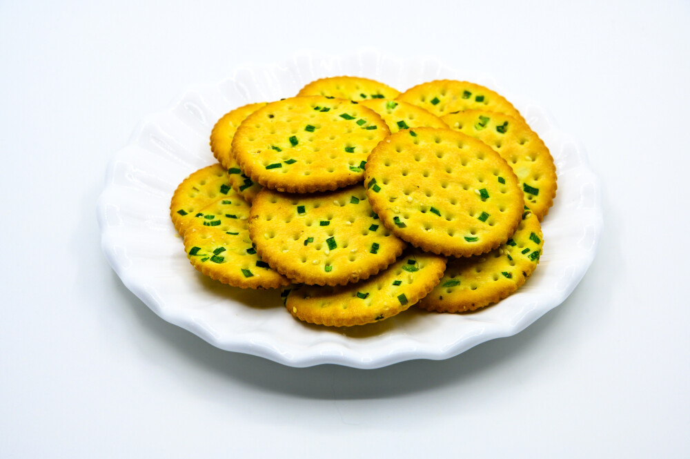 葱油饼干 葱 葱花 大葱 食用油 植物油 饼干 蛋 鸡蛋 卵 小麦 白面 蒸 熟的 甜点 糕点 点心 面点 蜂蜜 甜蜜 分享 烤 烘焙 食物 食品 美食 美味 膳食 饮食 白色瓷盘 容器 瓷盘 圆形 装饰 白色 白色背景 吃 中国传统糕点 传统食品 甜的 营养 面食 排列 精致 零食 零嘴 小吃
