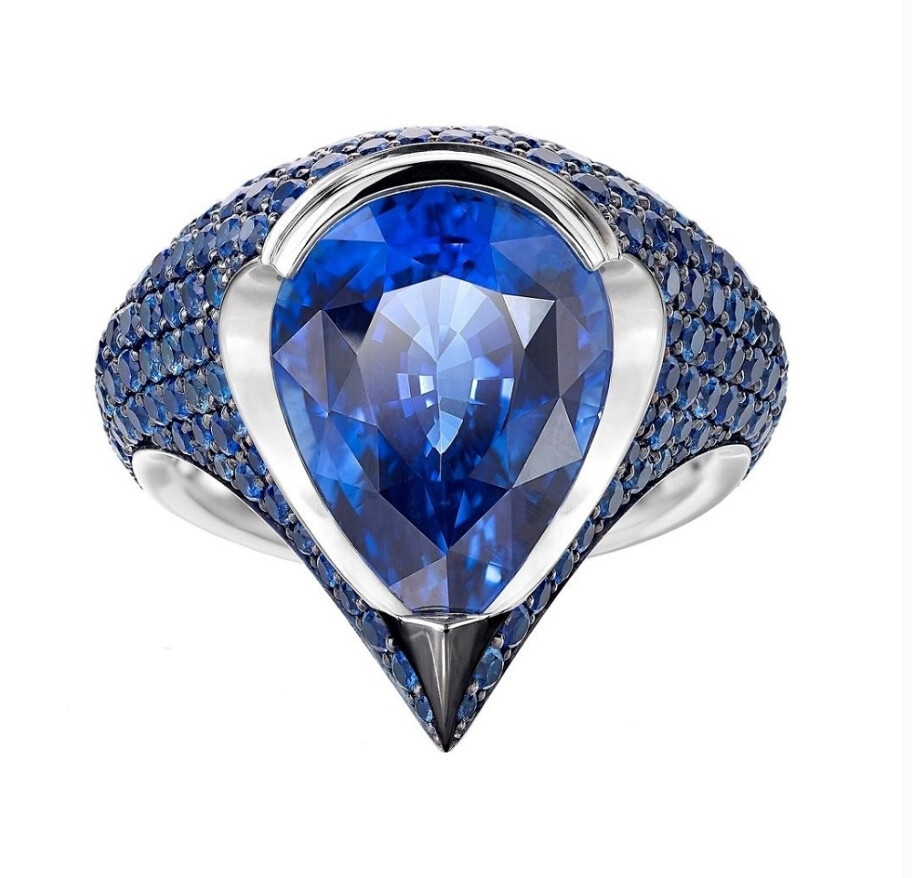 英国设计师 Shaun Leane 刚刚推出新一季珠宝作品——「Shaun Leane x Phillips」，为英国拍卖行 Phillips 全新线上销售平台「Flawless」特别设计。新系列共由21件珠宝组成，均为独一款设计。