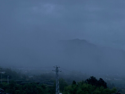 又逢雨季时。