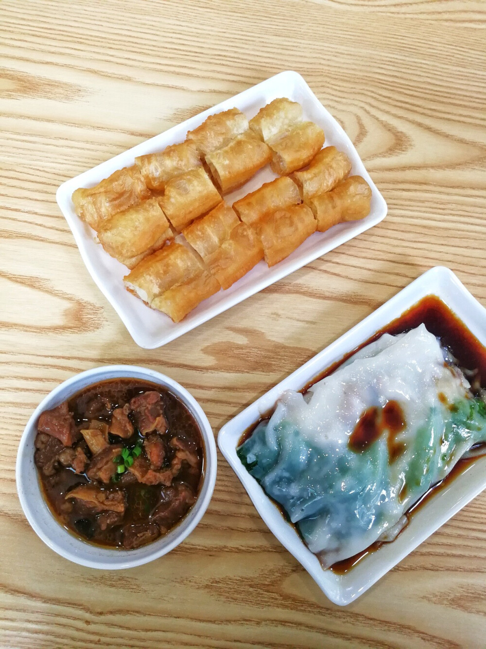 早安❤️
今天要分享的早餐是炖牛腩+油条+猪肉肠;
走进了一家早餐店，
计划要点的是豆浆来着，
但却没有了。
所以就只点了油条和肠粉，
越想越觉得不行，
于是又加了一个炖牛腩。
味道还可以，
油条沾着汁水吃也好吃。
今天也要吃好、睡好、心情好哦～
