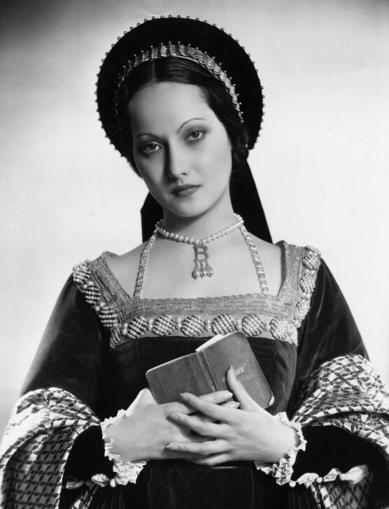 1933年《英宫艳史》中Merle Oberon饰演的安妮·博林
本片导演亚历山大·柯达是她的第一任丈夫和伯乐，Oberon在17岁时从印度跑到英格兰谋生，最初几年只能演一些龙套角色，直到柯达给了她出演安妮·博林的机会，虽然在片中也只有很少的几个镜头，却令她一举成名。 ​​​