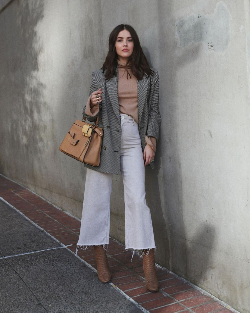 Paola Alberdi
bag: Fendi Peekaboo
boots: Dior
pants: Zara
sweater: Theory