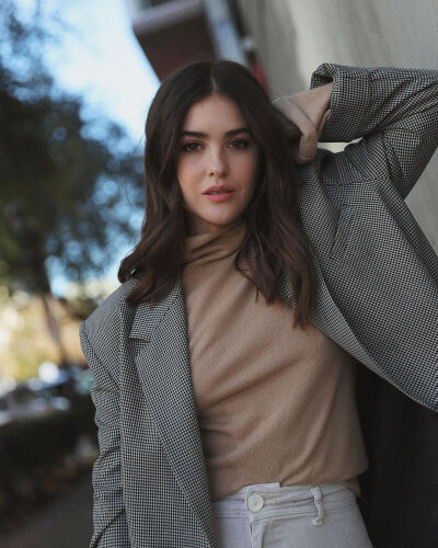 Paola Alberdi
bag: Fendi Peekaboo
boots: Dior
pants: Zara
sweater: Theory