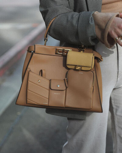 Paola Alberdi
bag: Fendi Peekaboo
boots: Dior
pants: Zara
sweater: Theory