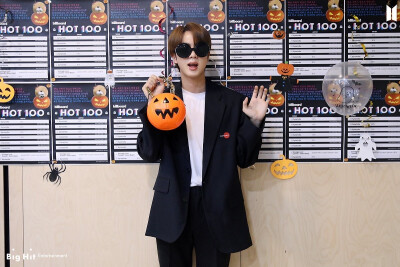 防弹少年团 BTS 金硕珍
[NAVER POST]
这种Halloween..! 是第一次…!
要在卧室第1排和BT-S一起享受Halloween的阿米来这里 嗖~!