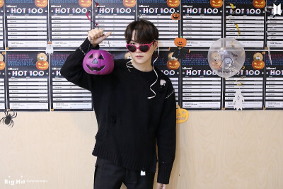 防弹少年团 BTS 闵玧其
[NAVER POST]
这种Halloween..! 是第一次…!
要在卧室第1排和BT-S一起享受Halloween的阿米来这里 嗖~!