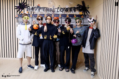 防弹少年团 BTS
[NAVER POST]
这种Halloween..! 是第一次…!
要在卧室第1排和BT-S一起享受Halloween的阿米来这里 嗖~! 