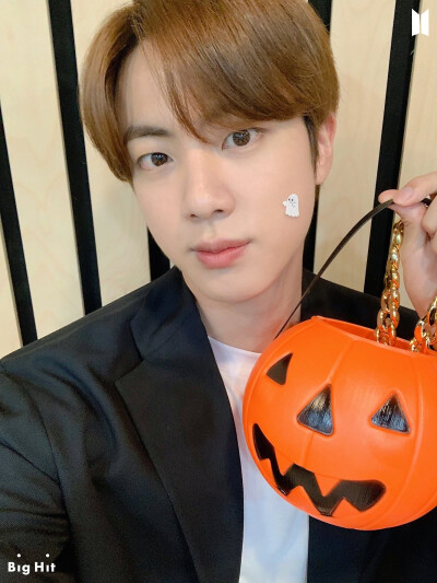 防弹少年团金硕珍
[NAVER POST]
这种Halloween..! 是第一次…!
要在卧室第1排和BT-S一起享受Halloween的阿米来这里 嗖~!