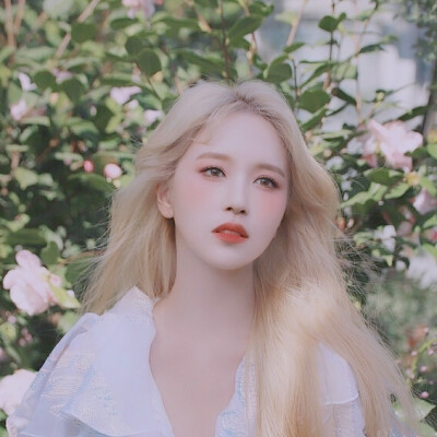 朩乜|名井南
她看着远方
“我究竟……
在期待什么啊”