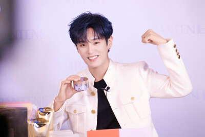 李汶翰0722_OFFICIAL：
#李汶翰潘婷品牌大使#
从「头」开始，水光闪耀
@UNIQ-李汶翰 受邀出席@潘婷PANTENE 品牌直播，和大家分享护发秘籍，呵护你的秀发难题！