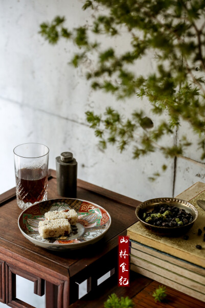 「衣巾紫华冷，食次白芝寒。」