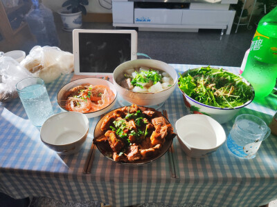 糖醋排骨+白灼虾+牛肉萝卜汤+青菜沙拉
丰盛的一餐