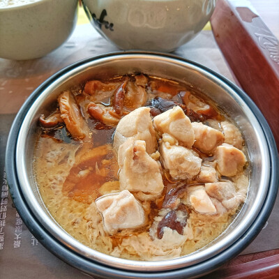 今天要给大家分享的午餐是：冬菇鸡套餐。里面有香菇鸡腿肉饭+猪骨汤+蒸蛋+清炒生菜。
第一次吃他家的食物，还蛮不错的。
香菇鸡腿肉饭，鸡肉比较嫩，酱汁拌饭吃还不错，有一丝丝蔬菜甜香味（虽然知道它是用糖调出来…