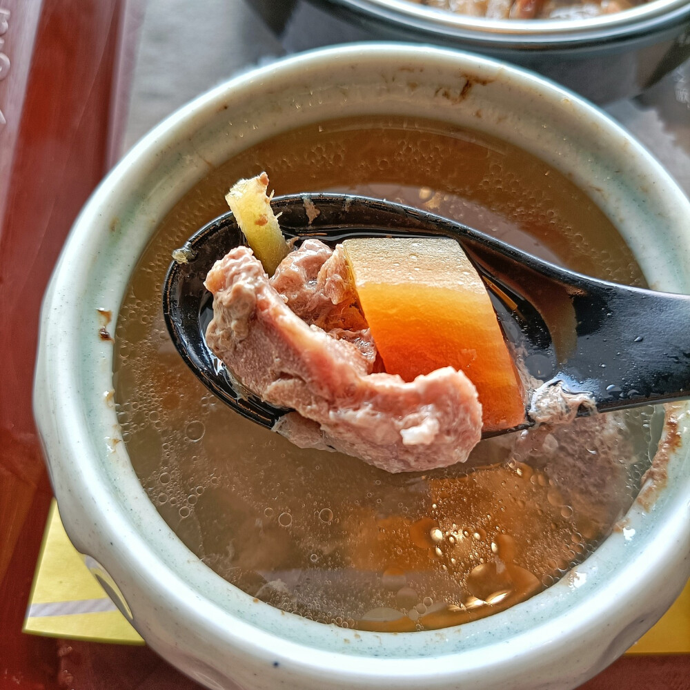 今天要给大家分享的午餐是：冬菇鸡套餐。里面有香菇鸡腿肉饭+猪骨汤+蒸蛋+清炒生菜。
第一次吃他家的食物，还蛮不错的。
香菇鸡腿肉饭，鸡肉比较嫩，酱汁拌饭吃还不错，有一丝丝蔬菜甜香味（虽然知道它是用糖调出来的）。
猪骨汤并没有菜单宣传的那么浓郁，但搭配的不知道是什么的蔬菜还蛮好吃的。
蒸蛋超级超级嫩，味道也是我比较喜欢的味道，100昏！
蔬菜清炒是不可能不好吃的，不做评价。
最后边，敲重点！我这一份套餐用了。优惠券只花了18块，超级便宜。
致力于薅商家羊毛不停歇✌