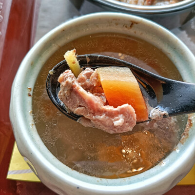 今天要给大家分享的午餐是：冬菇鸡套餐。里面有香菇鸡腿肉饭+猪骨汤+蒸蛋+清炒生菜。
第一次吃他家的食物，还蛮不错的。
香菇鸡腿肉饭，鸡肉比较嫩，酱汁拌饭吃还不错，有一丝丝蔬菜甜香味（虽然知道它是用糖调出来…