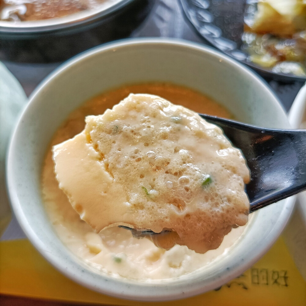 今天要给大家分享的午餐是：冬菇鸡套餐。里面有香菇鸡腿肉饭+猪骨汤+蒸蛋+清炒生菜。
第一次吃他家的食物，还蛮不错的。
香菇鸡腿肉饭，鸡肉比较嫩，酱汁拌饭吃还不错，有一丝丝蔬菜甜香味（虽然知道它是用糖调出来的）。
猪骨汤并没有菜单宣传的那么浓郁，但搭配的不知道是什么的蔬菜还蛮好吃的。
蒸蛋超级超级嫩，味道也是我比较喜欢的味道，100昏！
蔬菜清炒是不可能不好吃的，不做评价。
最后边，敲重点！我这一份套餐用了。优惠券只花了18块，超级便宜。
致力于薅商家羊毛不停歇✌