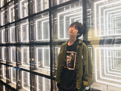 展逸文